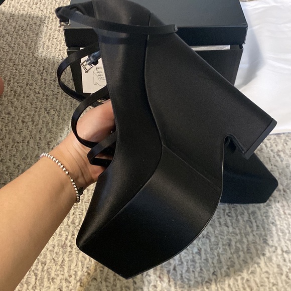 NWT Versace Satin Black Tempest Platform Pump - Picture 15 of 17